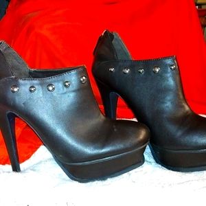 Size 7.5 brown Guess ankle booties